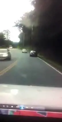 Invia messaggio mentre guida: auto esce di strada e si capovolge