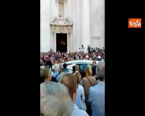 Funerali Nadia Toffa, silenzio e raccoglimento in piazza Duomo a Brescia 