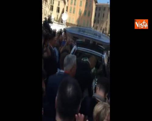 Funerali Nadia Toffa, un lungo applauso accompagna il feretro