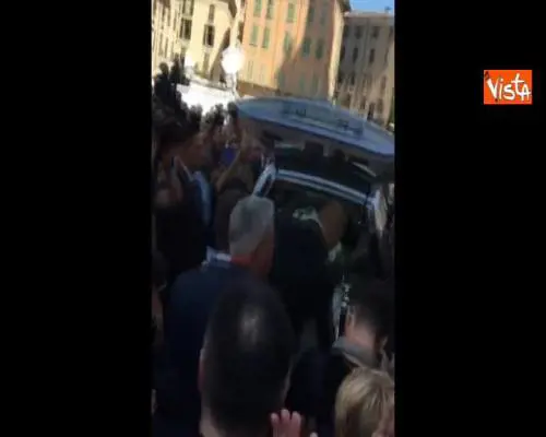 Funerali Nadia Toffa, un lungo applauso accompagna il feretro 