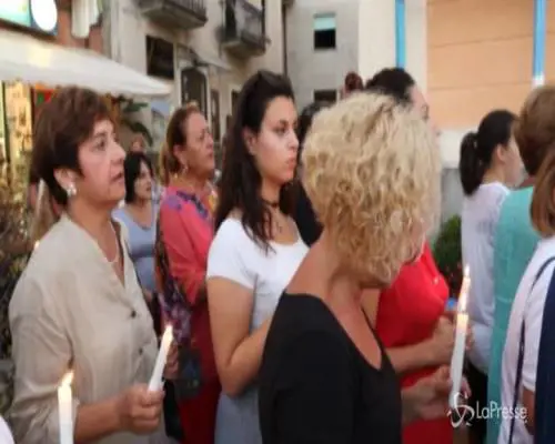 In centinaia alla veglia per l'escursionista trovato morto in Cilento