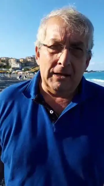 Il sindaco di Diamante beve l'acqua del mare: "Vi dimostro che è pulita"