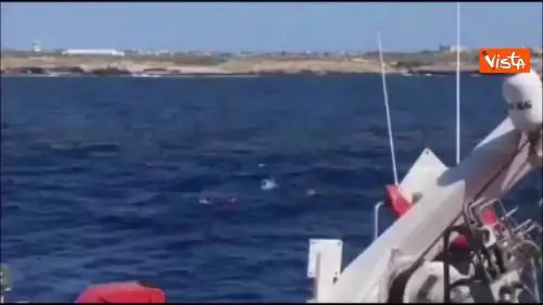 Open Arms, migranti si gettano in mare per raggiungere la costa 