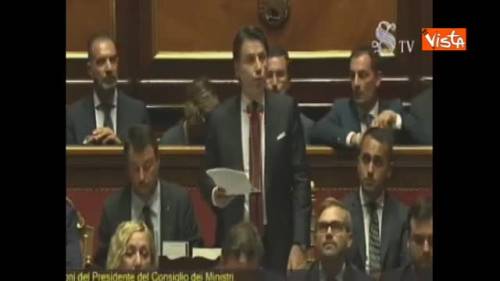 Conte: "Non permetto che la comunicazione della crisi sia affidata ai social"