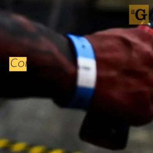 Salerno, 28enne tenta di uccidere padre disabile e attacca militari