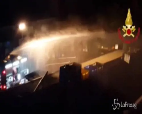 Maxi incendio in un capannone di rifiuti a Codogno