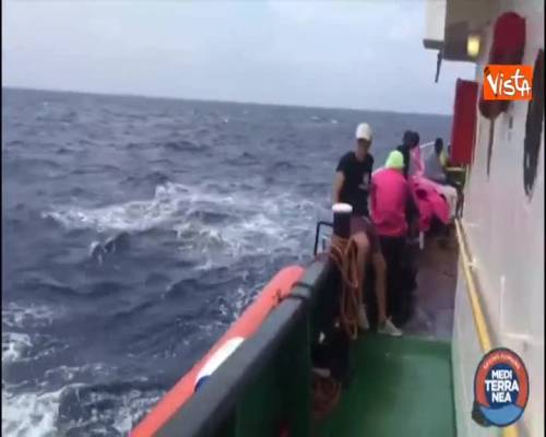 Mare Jonio, sbarco autorizzato solo per donne e bambini. Le immagini a bordo