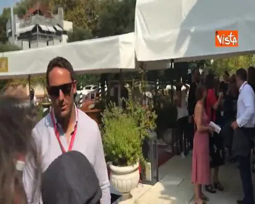 Mostra del Cinema Venezia, Brad Pitt sbarca al Lido e si ferma a salutare i fan in delirio 