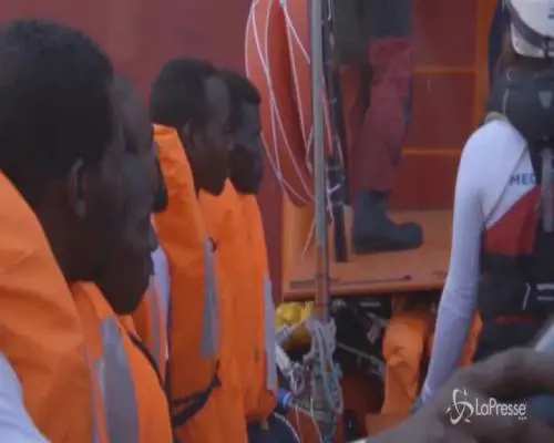 Migranti, vietato lo sbarco in Italia alla "Mare Jonio"