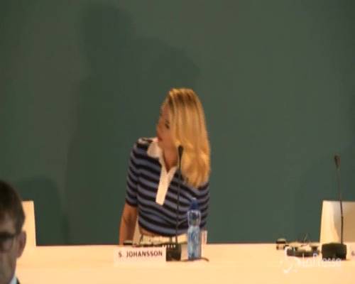 Venezia, applausi a Scarlett Johansson in sala stampa