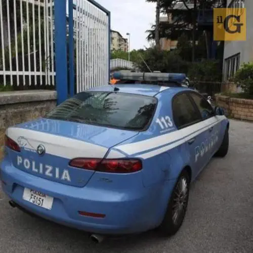 Rubano al supermercato e rompono la gamba al vigilante