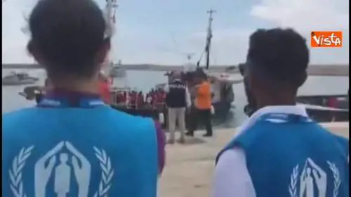 Migranti, la nave Eleonore arriva al porto di Pozzallo