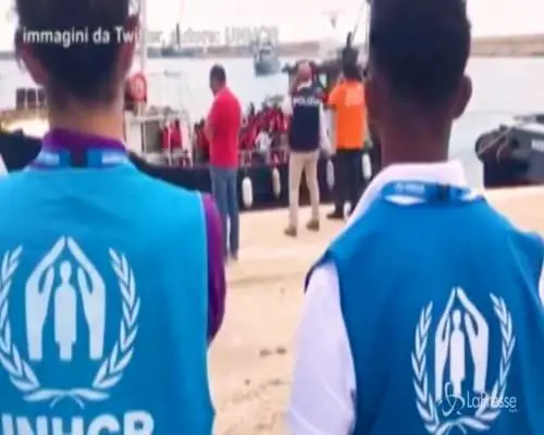 Sbarcano i migranti della Mare Jonio e della Eleonore