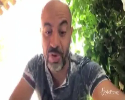 Paragone canta Vasco Rossi: "C'è chi dice no... su Rousseau"