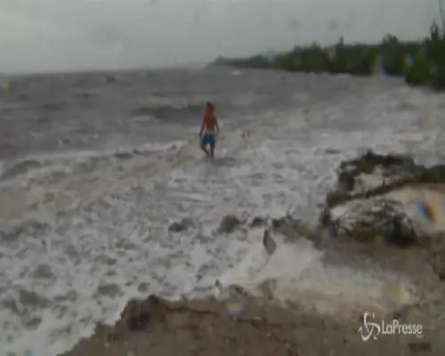Dorian, l'uragano non spaventa il surfista