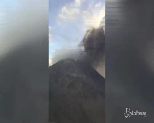 Perù: alte colonne di fumo e cenere, il vulcano Ubinas torna a far paura