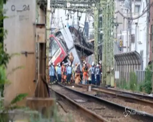 Tokyo, scontro tra un treno e un camion: almeno un morto e trenta feriti