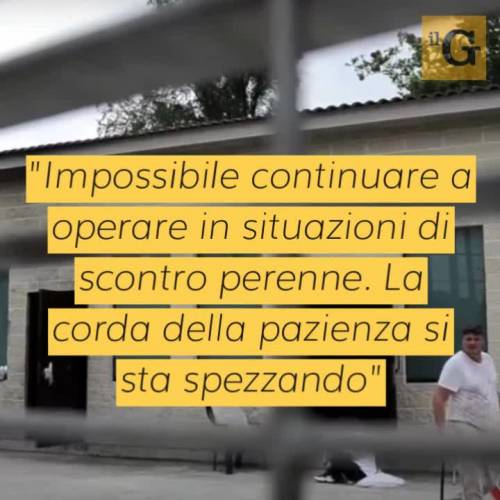 Lancio di oggetti e bottiglie piene di urina contro agenti nel Cpr di Torino: "La corda si sta spezzando"