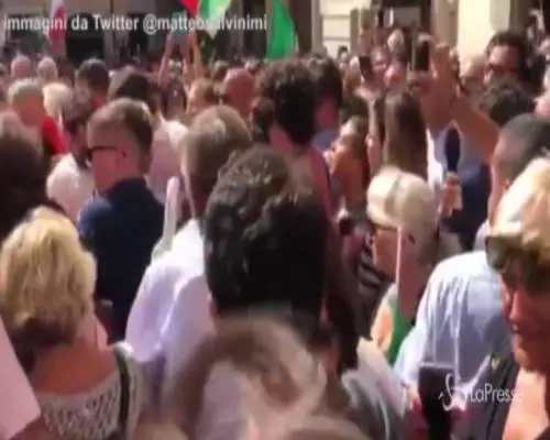 Governo, Salvini in piazza contro Conte bis: applauso della folla
