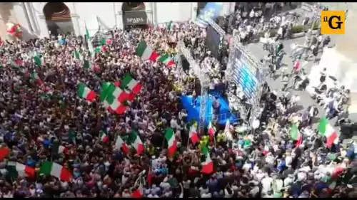 Piazza Montecitorio piena per la manifestazione di FdI