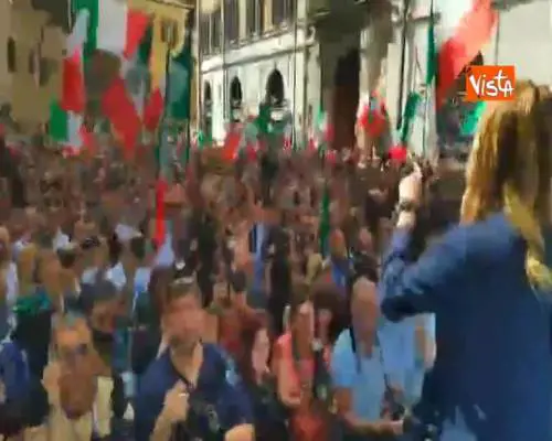 Meloni in Piazza Montecitorio: “Questo è il ‘Vaffa Day’ per i 5 stelle” 