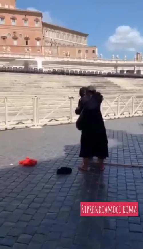 Roma, rissa tra due mendicanti (con la gobba finta)