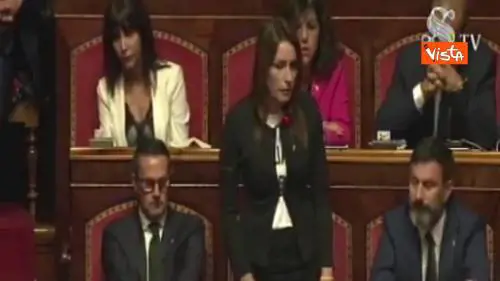 Borgonzoni (Lega) sfoggia in aula la maglia ‘Parliamo di Bibbiano’, richiamata da Casellati