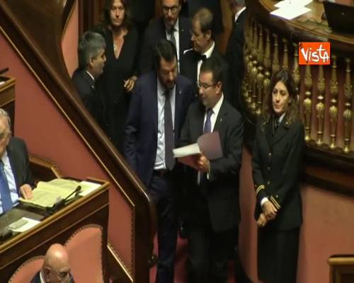 Salvini arriva in Aula al Senato accolto da applausi e cori: "Capitano, capitano!"