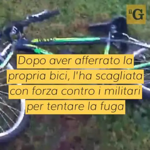 Clandestino egiziano reagisce al controllo e lancia bici contro militari: semplice denuncia