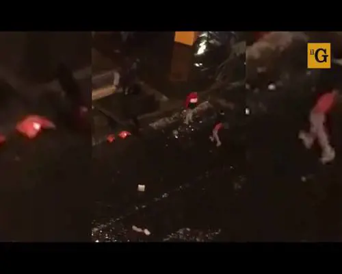 Il "crack party" all'ingresso della metro di Piazza Vittorio