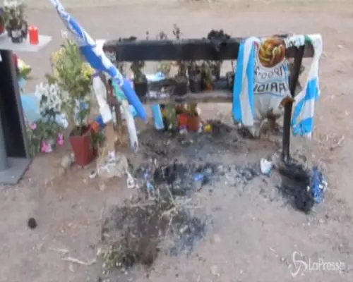  Roma, a fuoco la panchina dove fu ucciso Diabolik