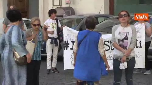 Bibbiano, la protesta di un gruppo di mamme davanti Montecitorio 