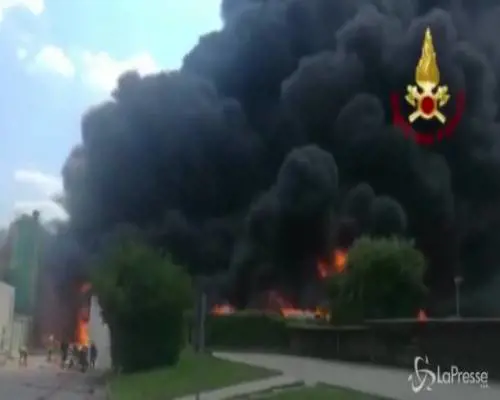 Incendio in fabbrica, una colonna di fumo nero nel cielo di Avellino