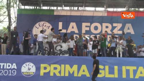 Salvini sul palco di Pontida insieme a bambina di Bibbiano