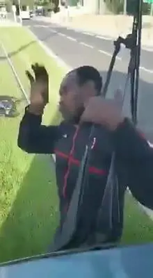 In bici su pista del tram, immigrato lo ferma e spezza i tergicristalli