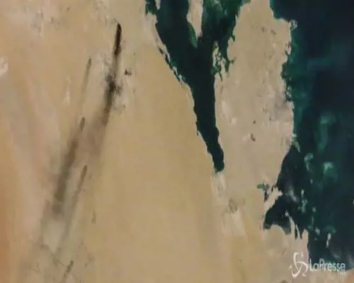 Attacco a raffinerie in Arabia, il fumo si vede dal satellite