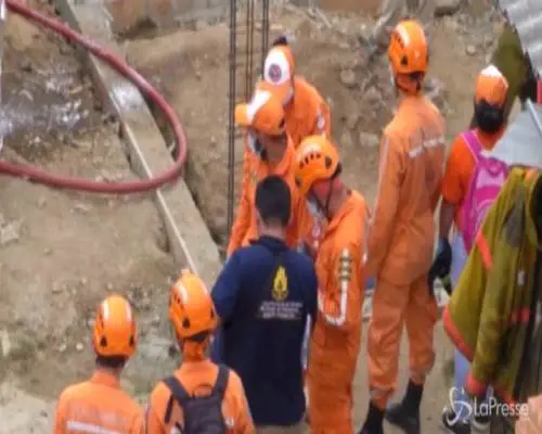 Aereo si schianta sulle case in Colombia, sette le vittime