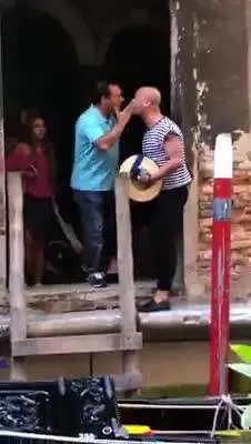 Il turista aggredisce il gondoliere per un selfie