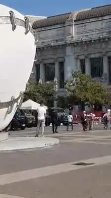 Milano, il video choc dell'aggressione