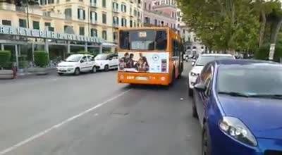 L'autobus che circola contromano a Mergellina