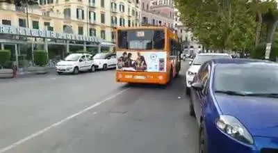 L'autobus che circola contromano a Mergellina
