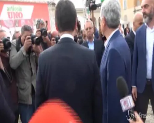 Il premier Conte gusta una salsiccia alla festa di Liberi e Uguali