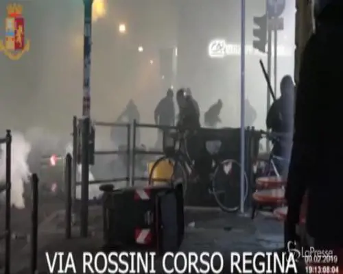 Torino, violenze dopo sgombero centro sociale: raffica di arresti nel mondo anarchico