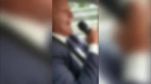 Choc a Napoli: becchino canta e ride mentre trasporta salma