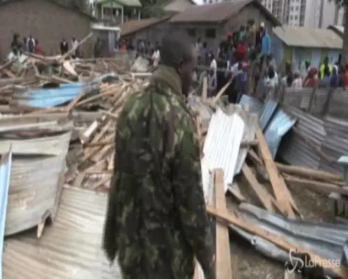 Crolla una scuola a Nairobi: morti sette bambini