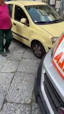 L'ambulanza bloccata nel centro di Napoli