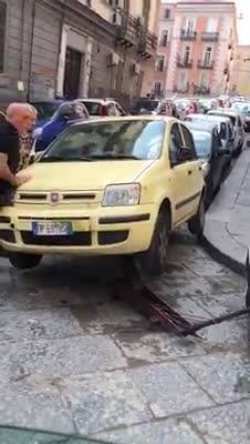I cittadini sollevano l'auto per far passare l'ambulanza