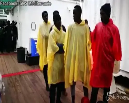 Messina, sbarcati i 182 migranti della Ocean Viking