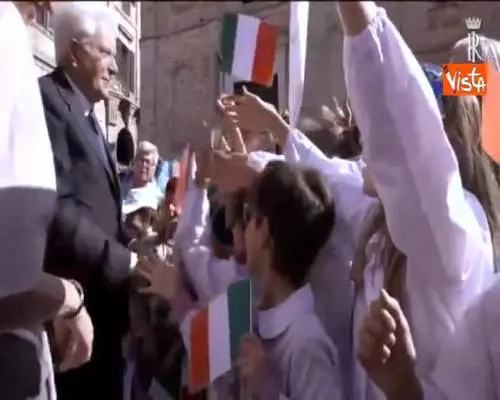 Mattarella accolto a Recanati dai bambini in festa 