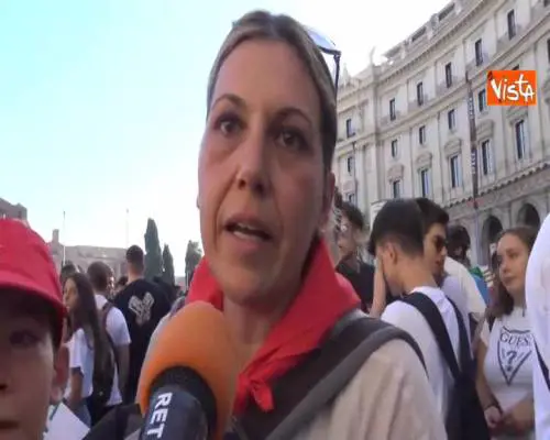 Friday for Future, genitori e insegnanti in piazza: "Crediamo in questa battaglia"